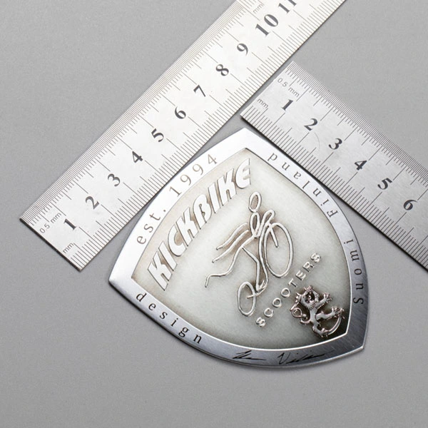 Plaque signalétique en aluminium et métal