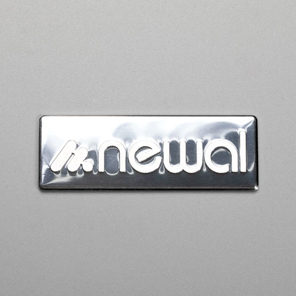 Autocollant en aluminium avec logo