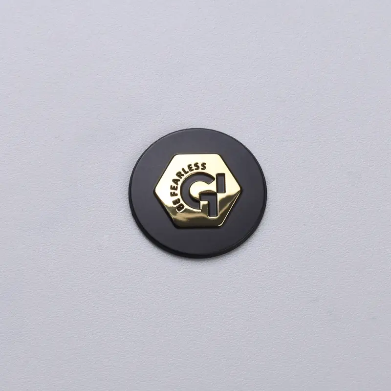 Usine OEM de signe d'étiquette de chrome d'or en relief 3D