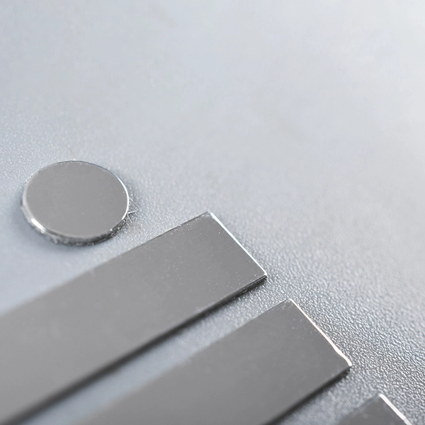 Autocollant en métal électroformé