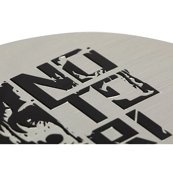 Étiquette en relief en aluminium