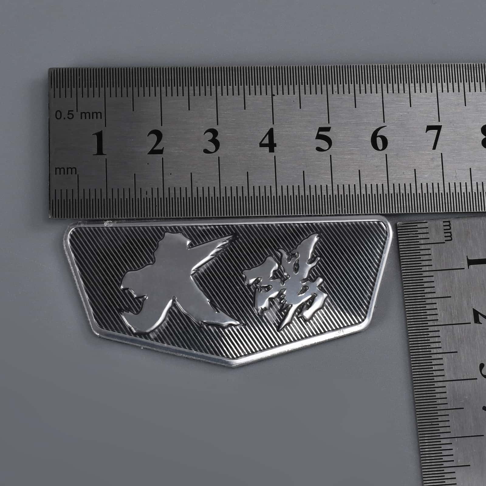 Logo de la marque mettant en évidence le logo en aluminium