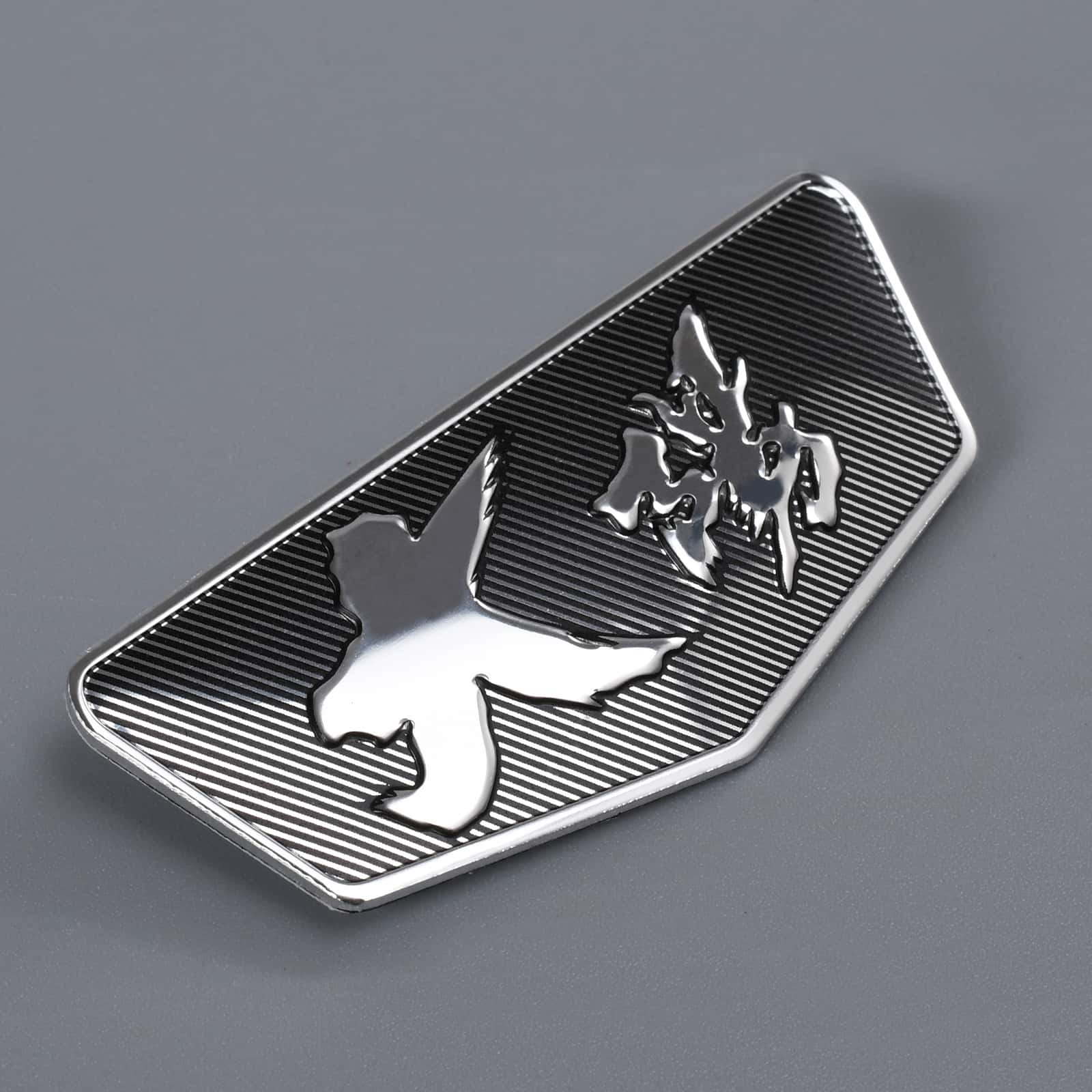 Logo de la marque mettant en évidence le logo en aluminium