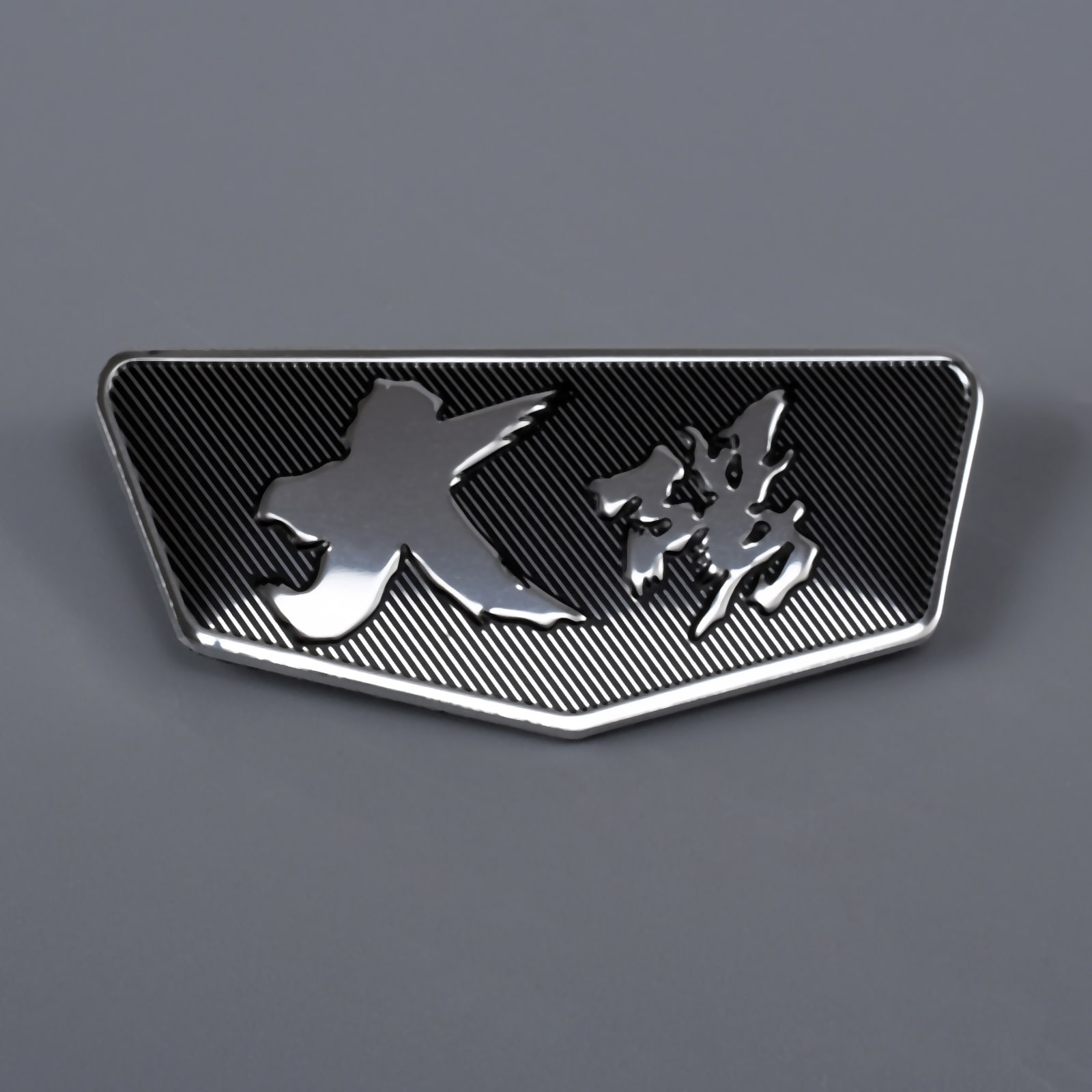 Logo de la marque mettant en évidence le logo en aluminium