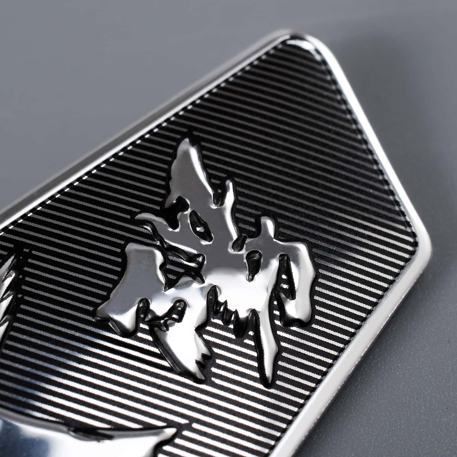 Logo de la marque mettant en évidence le logo en aluminium