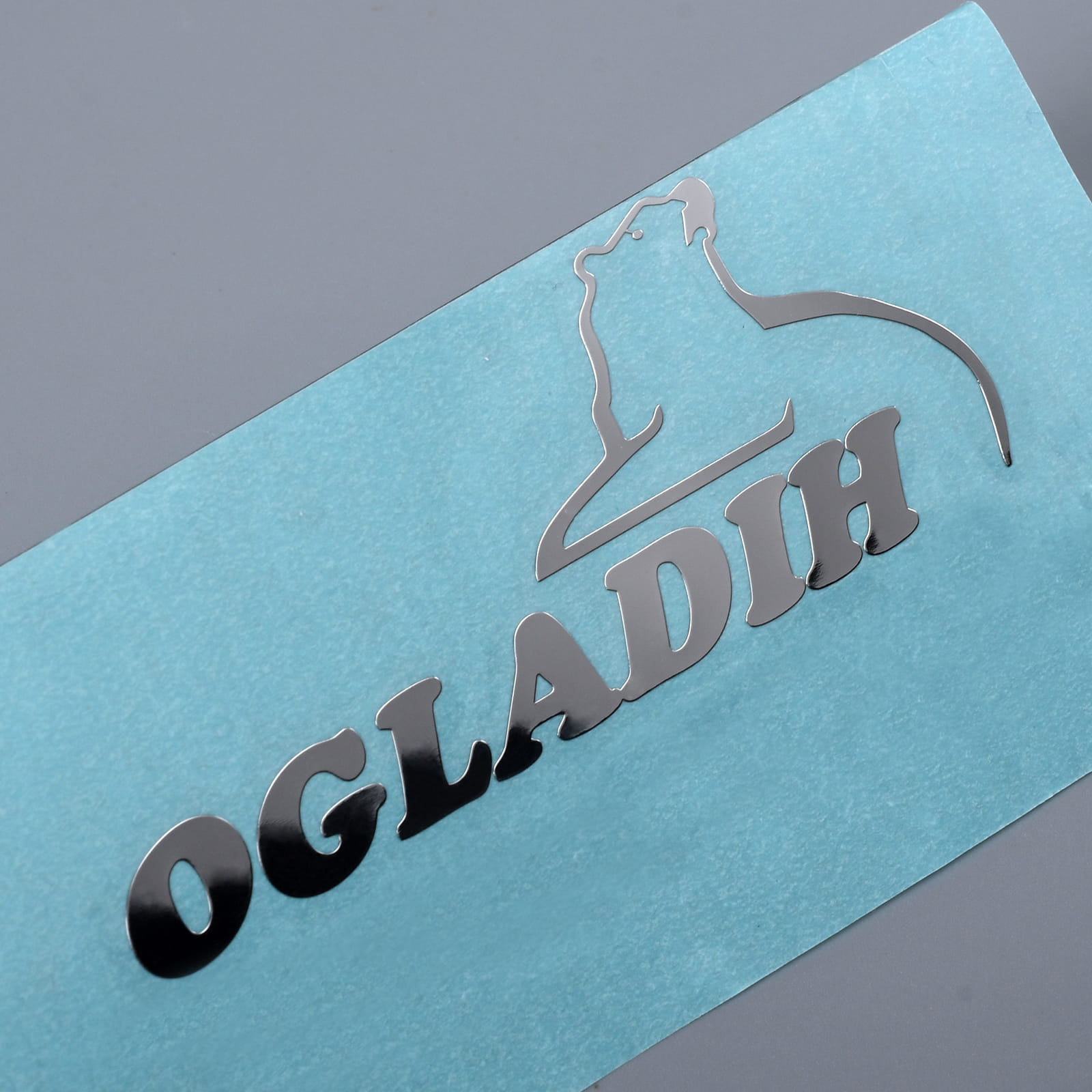 Emblèmes nickel avec un fort adhésif