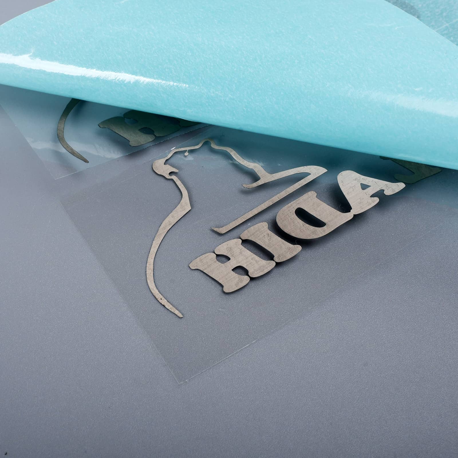 Emblèmes nickel avec un fort adhésif