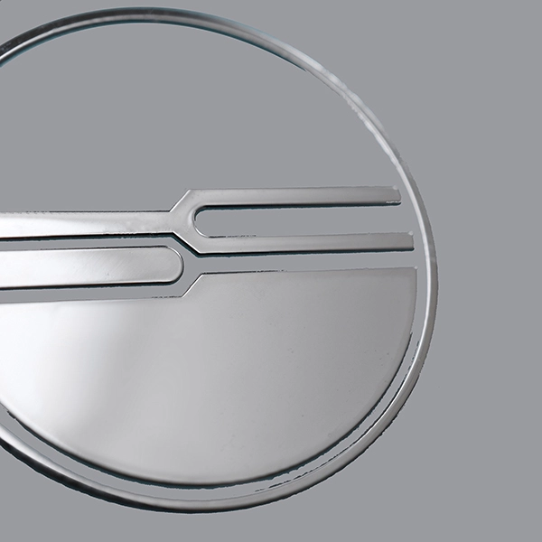 Étiquette avec logo en nickel