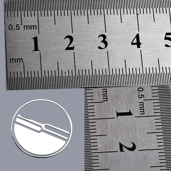 Étiquette avec logo en nickel