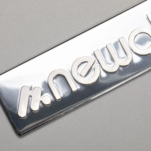 Autocollant en aluminium avec logo