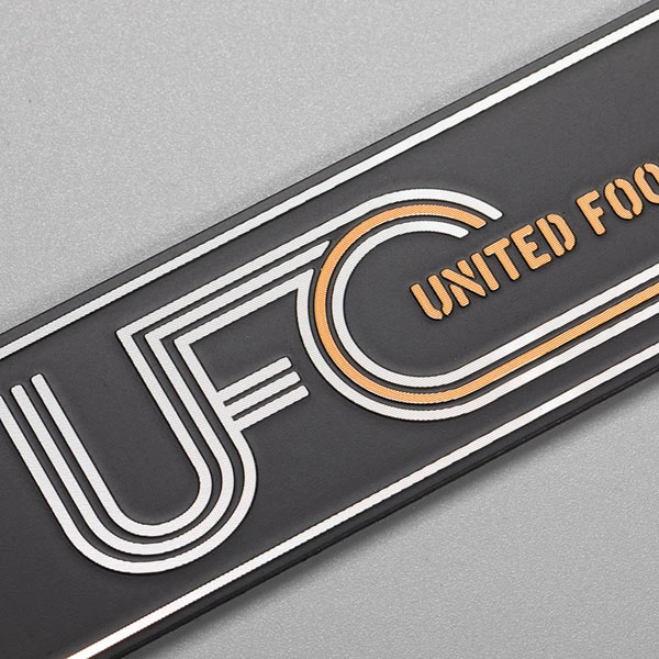 Plaque signalétique en métal avec logo