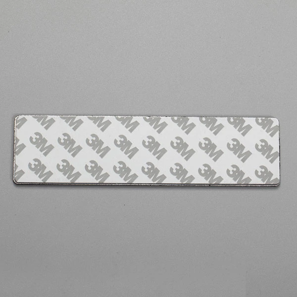 Plaque signalétique en métal avec logo