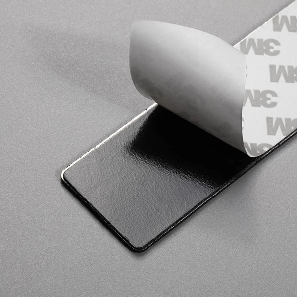 Plaque signalétique en métal avec logo