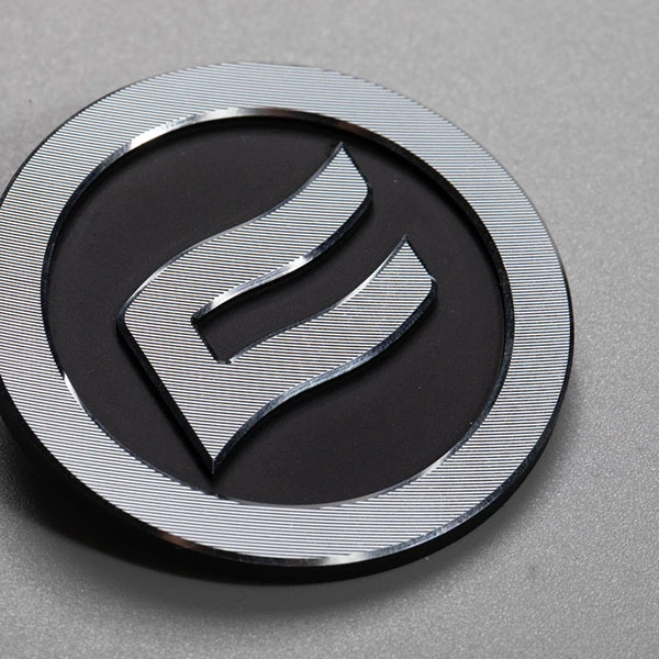 Étiquettes métalliques avec logo