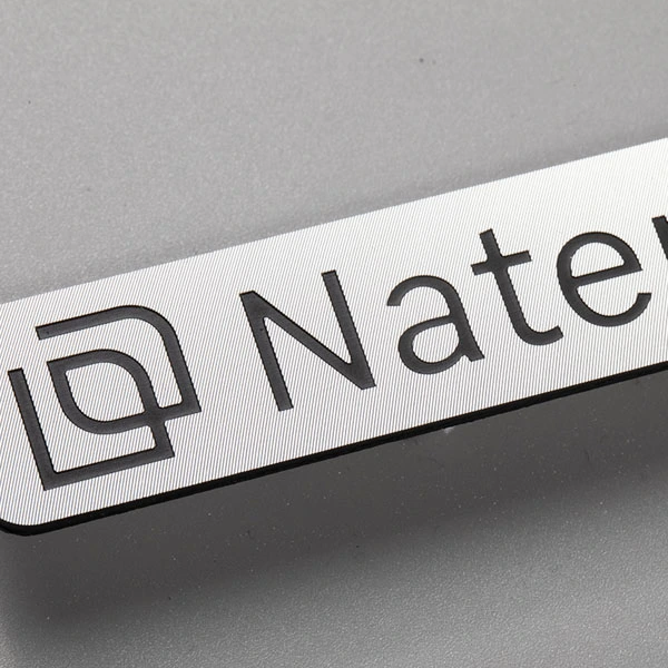 Plaque logo en métal