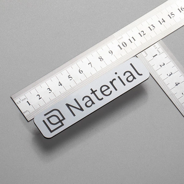 Plaque logo en métal