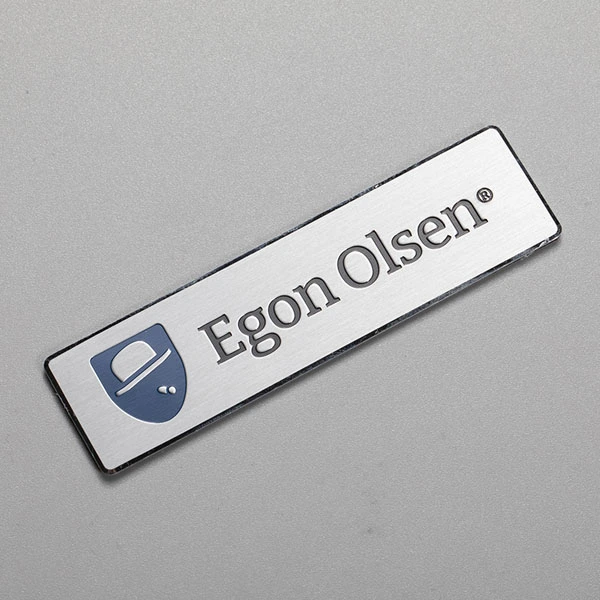 Étiquette de marque en métal