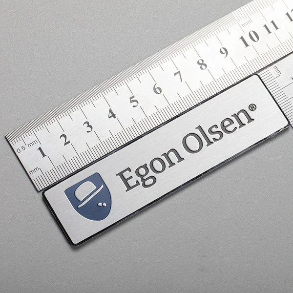 Étiquette de marque en métal