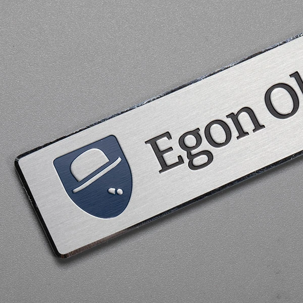 Étiquette de marque en métal