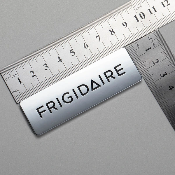 Insigne ABS avec logo chromé