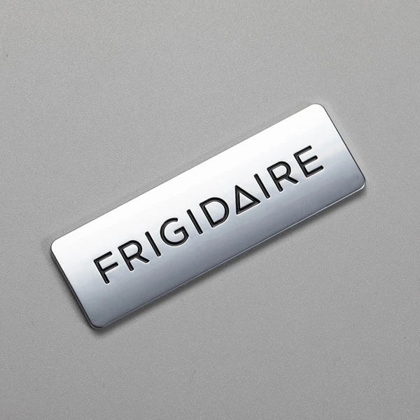 Insigne ABS avec logo chromé