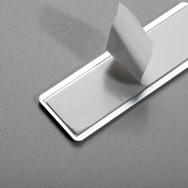 Insigne ABS avec logo chromé