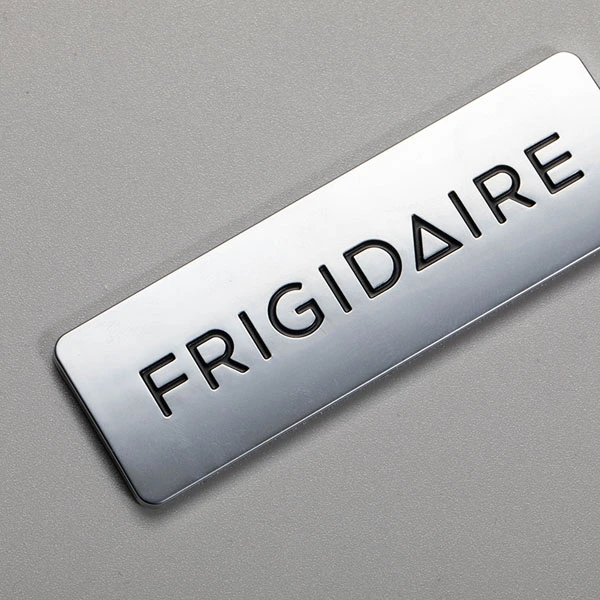 Insigne ABS avec logo chromé