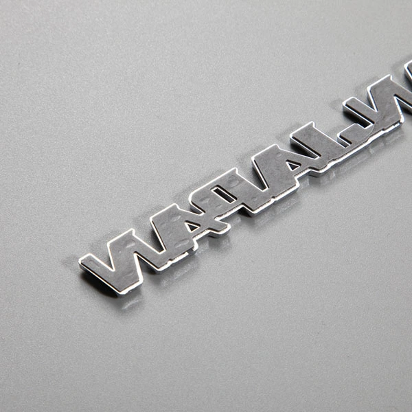 Autocollant ABS avec logo chromé