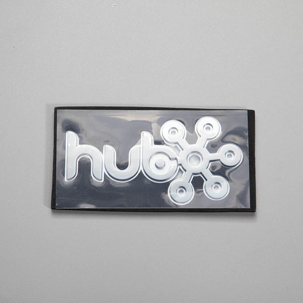 Étiquette ABS avec logo chromé