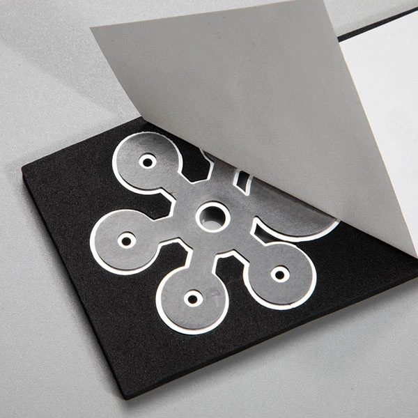 Étiquette ABS avec logo chromé