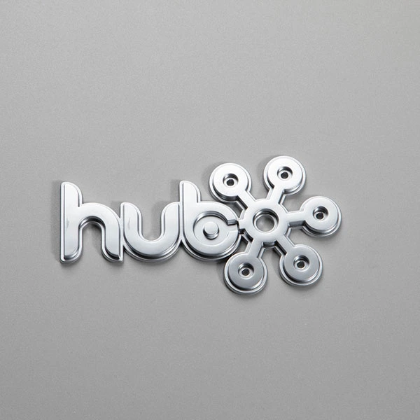 Étiquette ABS avec logo chromé