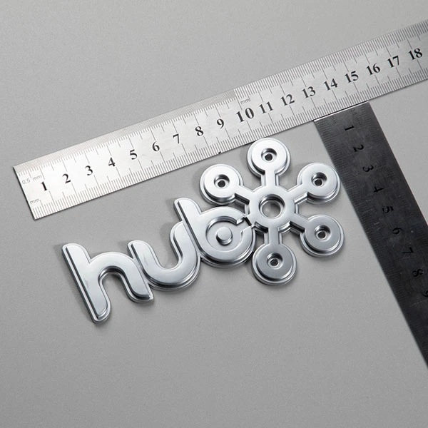 Étiquette ABS avec logo chromé