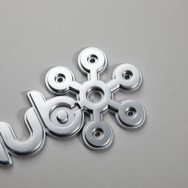 Étiquette ABS avec logo chromé