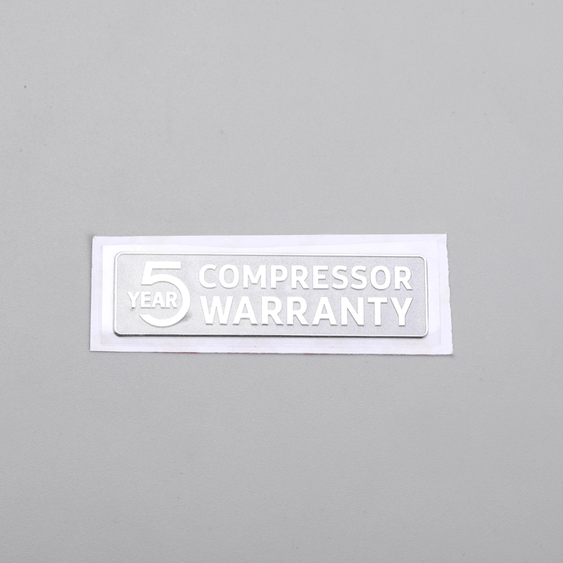 Logo chromé d'étiquette de galvanoplastie en métal avec fond de texture