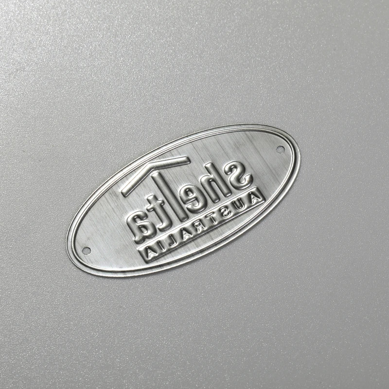 Plaque signalétique personnalisée en acier inoxydable, logo en laiton et aluminium
